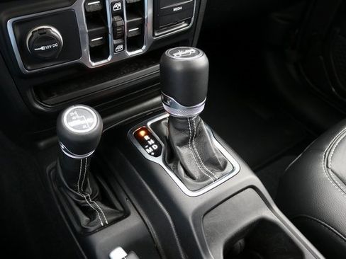 Used 2018 Jeep Wrangler Unlimited Sahara image 26