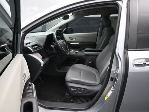 Certified 2021 Toyota Sienna XLE FWD image 9