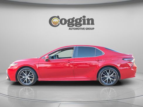 Used 2023 Toyota Camry SE image 3