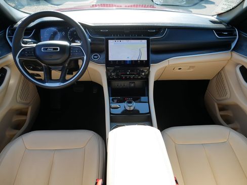 Used 2024 Jeep Grand Cherokee Limited image 10