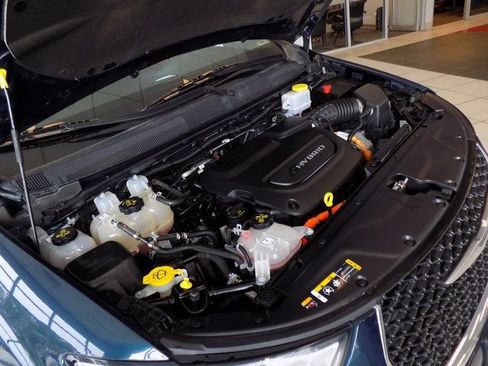 Used 2023 Chrysler Pacifica Touring-L image 39