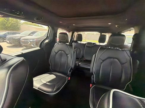 Used 2025 Chrysler Pacifica Limited FWD image 19