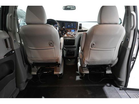 Used 2020 Toyota Sienna XLE FWD image 19