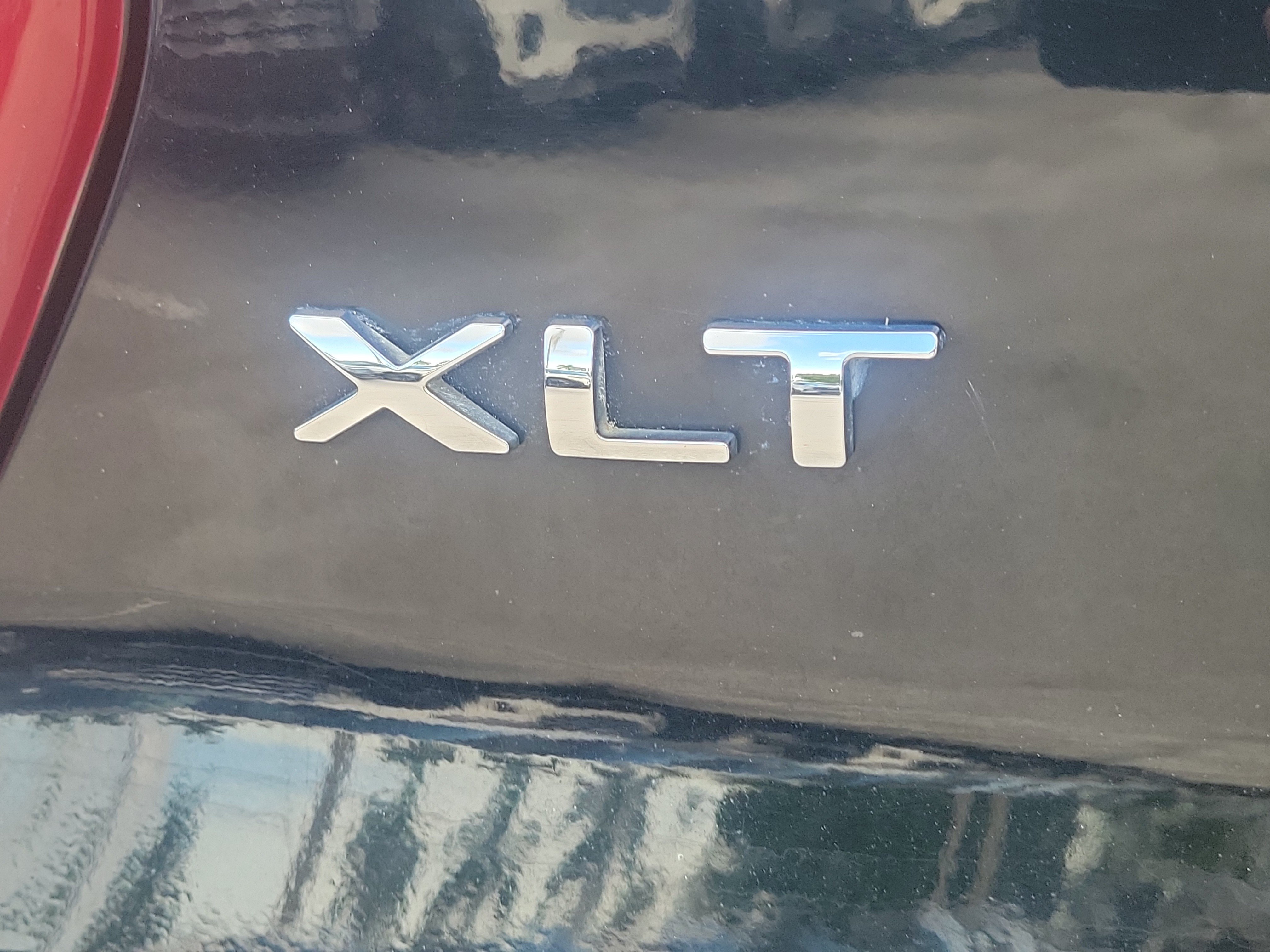 Used 2018 Ford Explorer XLT w/ Equipment Group 202A FWD image 12