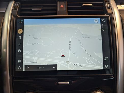 Used 2025 Land Rover Discovery Dynamic SE image 19