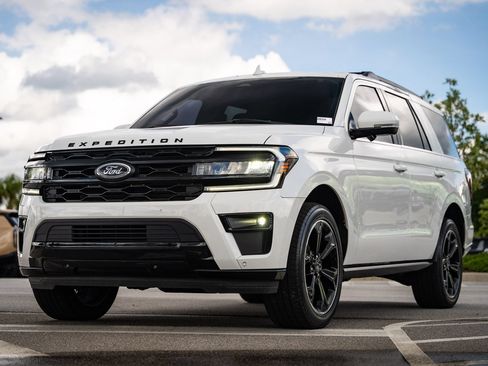 Used 2023 Ford Expedition Limited RWD image 3