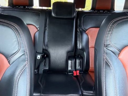 Used 2019 Ford Explorer XLT w/ Equipment Group 202A AWD/4WD image 40