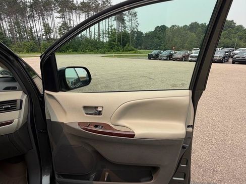 Used 2012 Toyota Sienna XLE FWD image 17