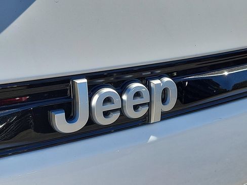 New 2025 Jeep Grand Cherokee Limited image 19