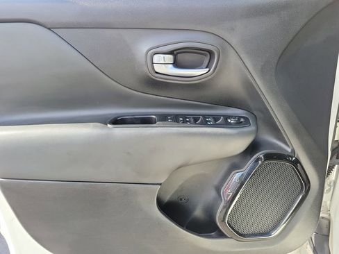 Used 2018 Jeep Renegade Altitude image 18