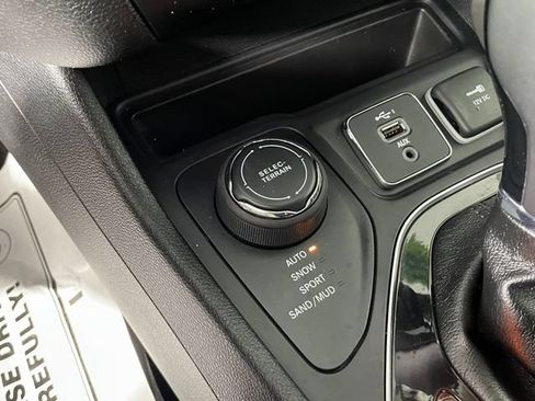 Used 2021 Jeep Cherokee Latitude Plus AWD/4WD image 10