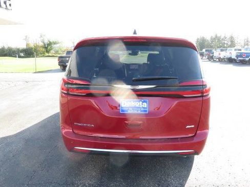 New 2026 Chrysler Pacifica Select image 8
