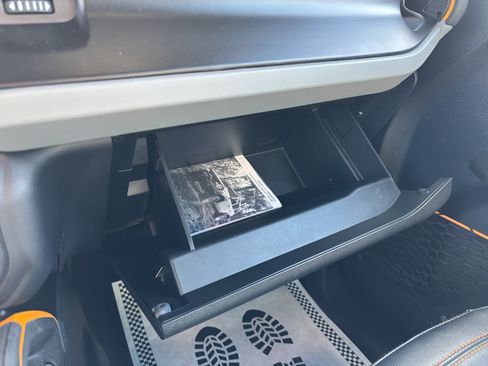 Used 2023 Ford Bronco Badlands image 36