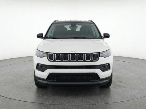 Used 2025 Jeep Compass Latitude AWD/4WD image 2