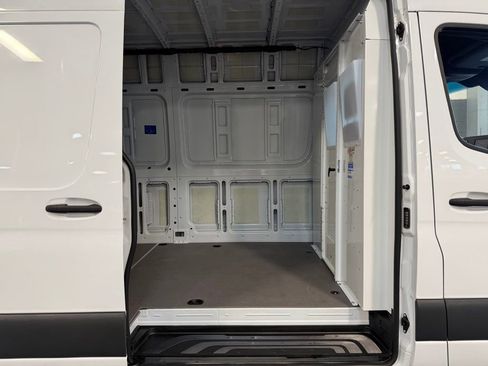 Used 2024 Mercedes-Benz Sprinter 2500 image 24