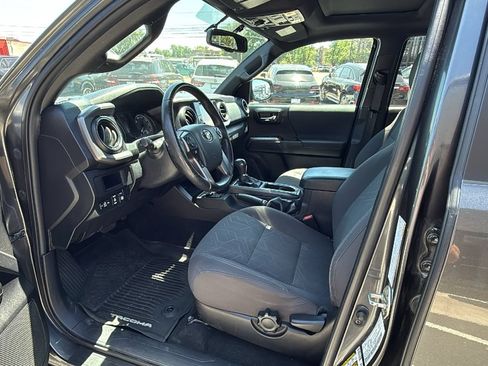 Used 2017 Toyota Tacoma TRD Off-Road w/ Premium & Technology Package AWD/4WD image 10