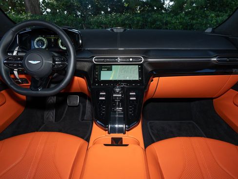 Used 2025 Aston Martin V8 Vantage Coupe image 19
