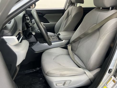 Used 2020 Toyota Highlander L image 11