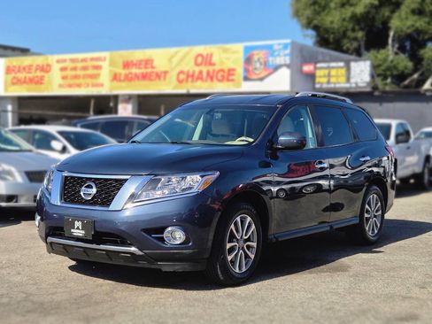 Used 2015 Nissan Pathfinder SV w/ Trailer Tow Package FWD image 8