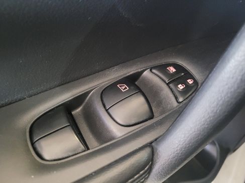 Used 2016 Nissan Rogue SV FWD image 27