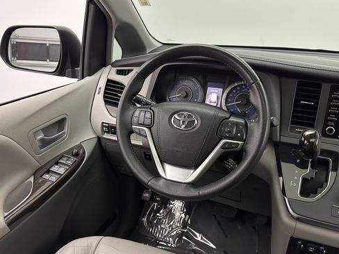 Used 2018 Toyota Sienna XLE image 26