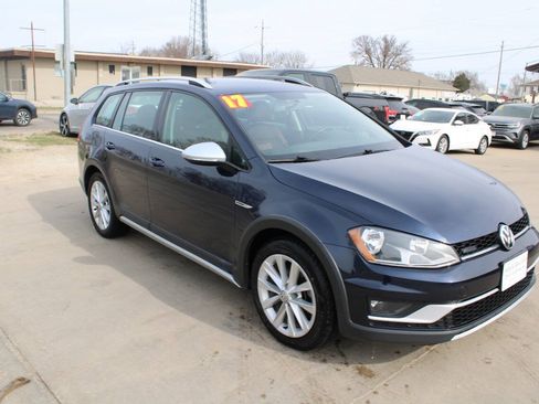 Used 2017 Volkswagen Golf Alltrack S AWD/4WD image 2