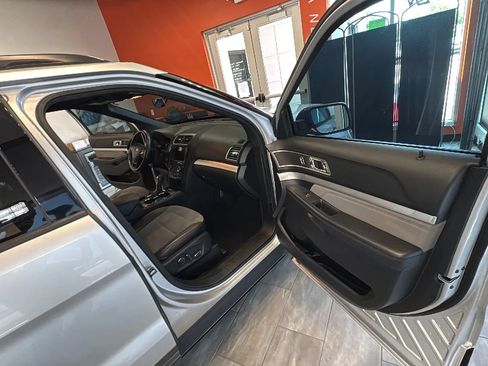 Used 2017 Ford Explorer XLT w/ Equipment Group 202A FWD image 24