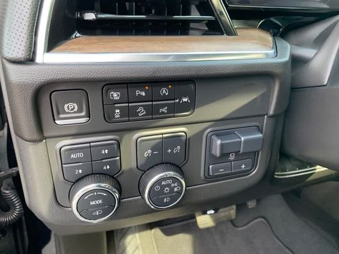 Used 2025 Chevrolet Tahoe High Country AWD/4WD image 16