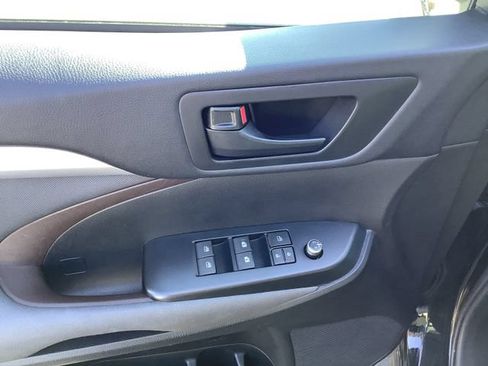 Used 2018 Toyota Highlander LE FWD image 10