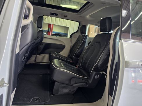 Used 2024 Chrysler Pacifica Limited FWD image 5