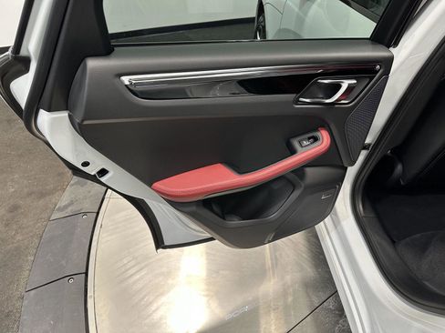 Certified 2025 Porsche Macan AWD/4WD image 33