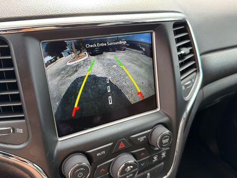 Used 2018 Jeep Grand Cherokee Laredo RWD image 24