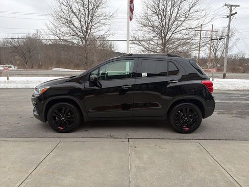 Used 2018 Chevrolet Trax LT w/ Sun & Sound Package image 4