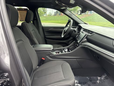 Used 2025 Jeep Grand Cherokee Laredo X RWD image 25