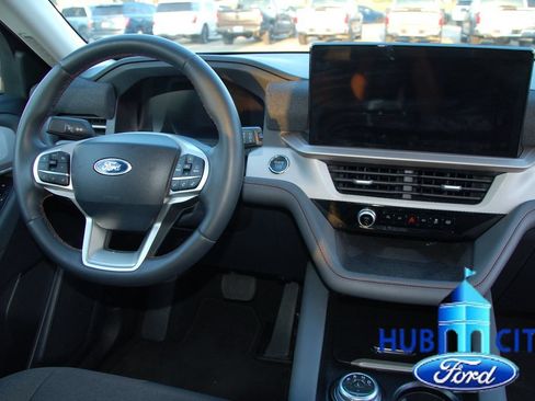 Used 2025 Ford Explorer Active RWD image 18