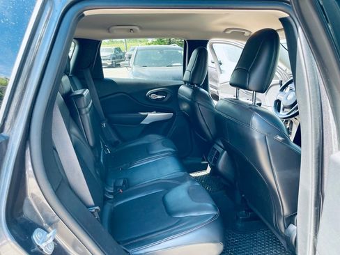 Used 2018 Jeep Cherokee Trailhawk w/ Cold Weather Group AWD/4WD image 22