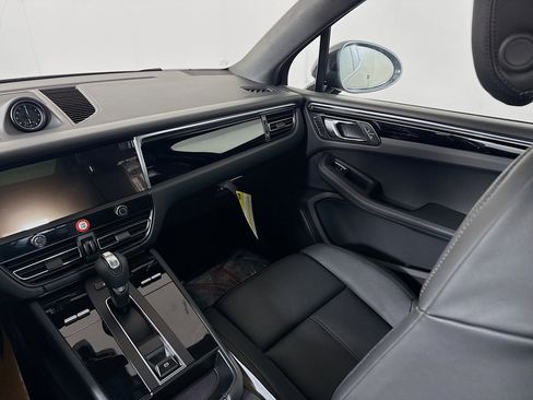 Certified 2025 Porsche Macan image 18