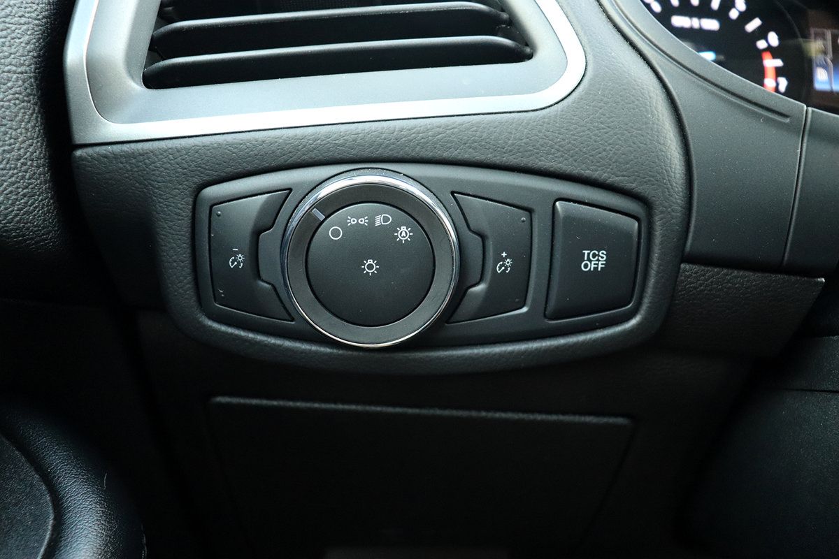 Used 2020 Ford Edge SE FWD image 28