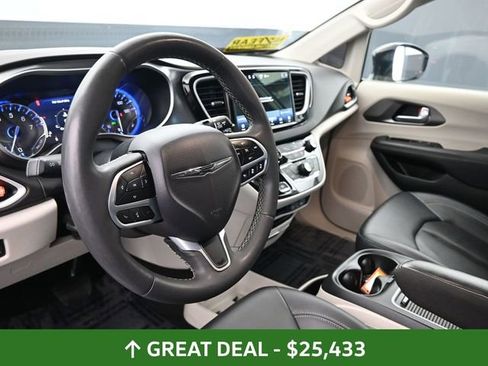 Used 2024 Chrysler Pacifica Touring-L FWD image 23