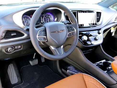 New 2026 Chrysler Pacifica Pinnacle image 8