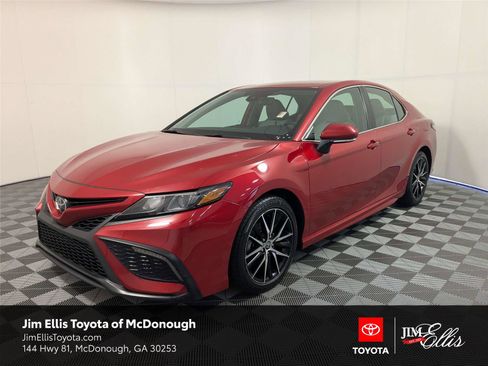Used 2023 Toyota Camry SE image 1