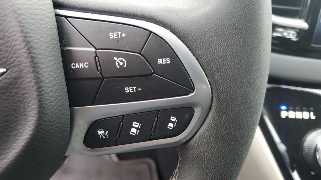 Used 2024 Chrysler Pacifica Touring-L FWD image 11