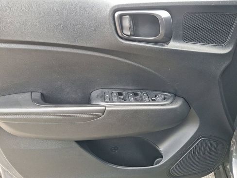 Used 2023 Hyundai Venue Limited FWD image 13