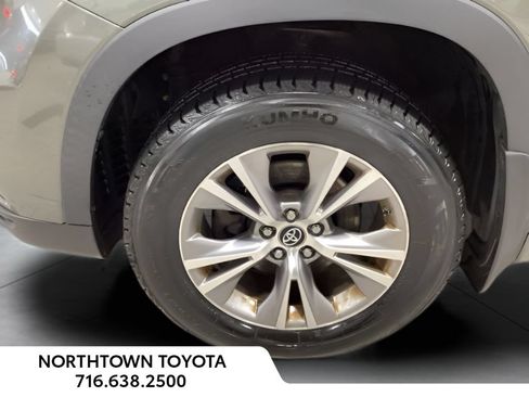Used 2016 Toyota Highlander Plus AWD/4WD image 25