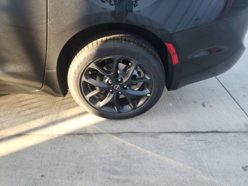 New 2026 Chrysler Pacifica Limited w/ S Appearance Package image 25