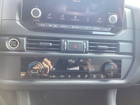 Used 2024 Nissan Pathfinder S AWD/4WD image 6