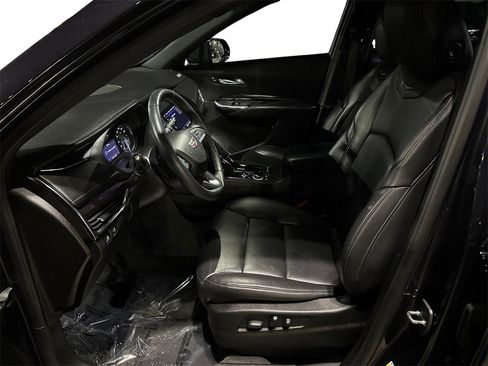 Used 2022 Cadillac XT4 Luxury w/ Cold Weather Package image 9