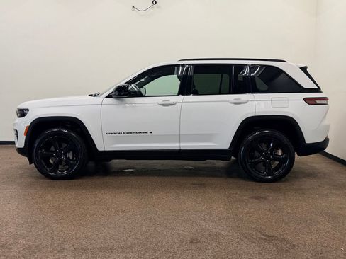 Used 2023 Jeep Grand Cherokee Altitude AWD/4WD image 2