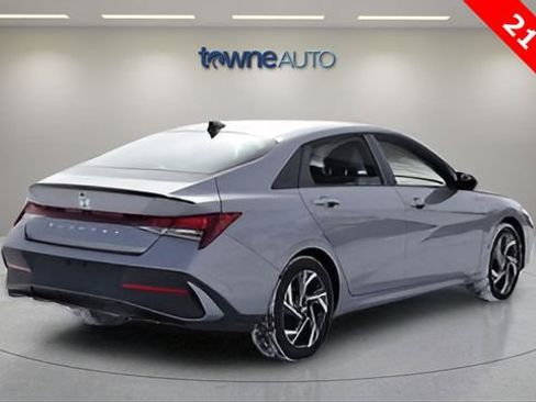 Used 2025 Hyundai Elantra Sport image 6