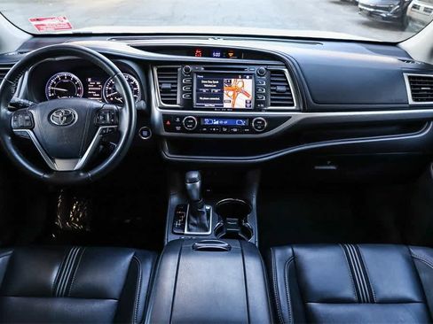 Used 2017 Toyota Highlander SE image 12
